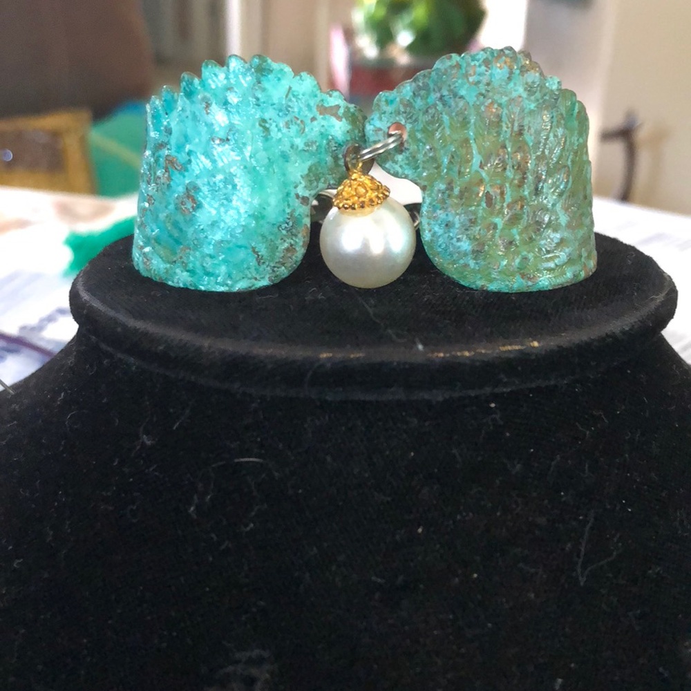 Angel wings in metal with faux pearl in center